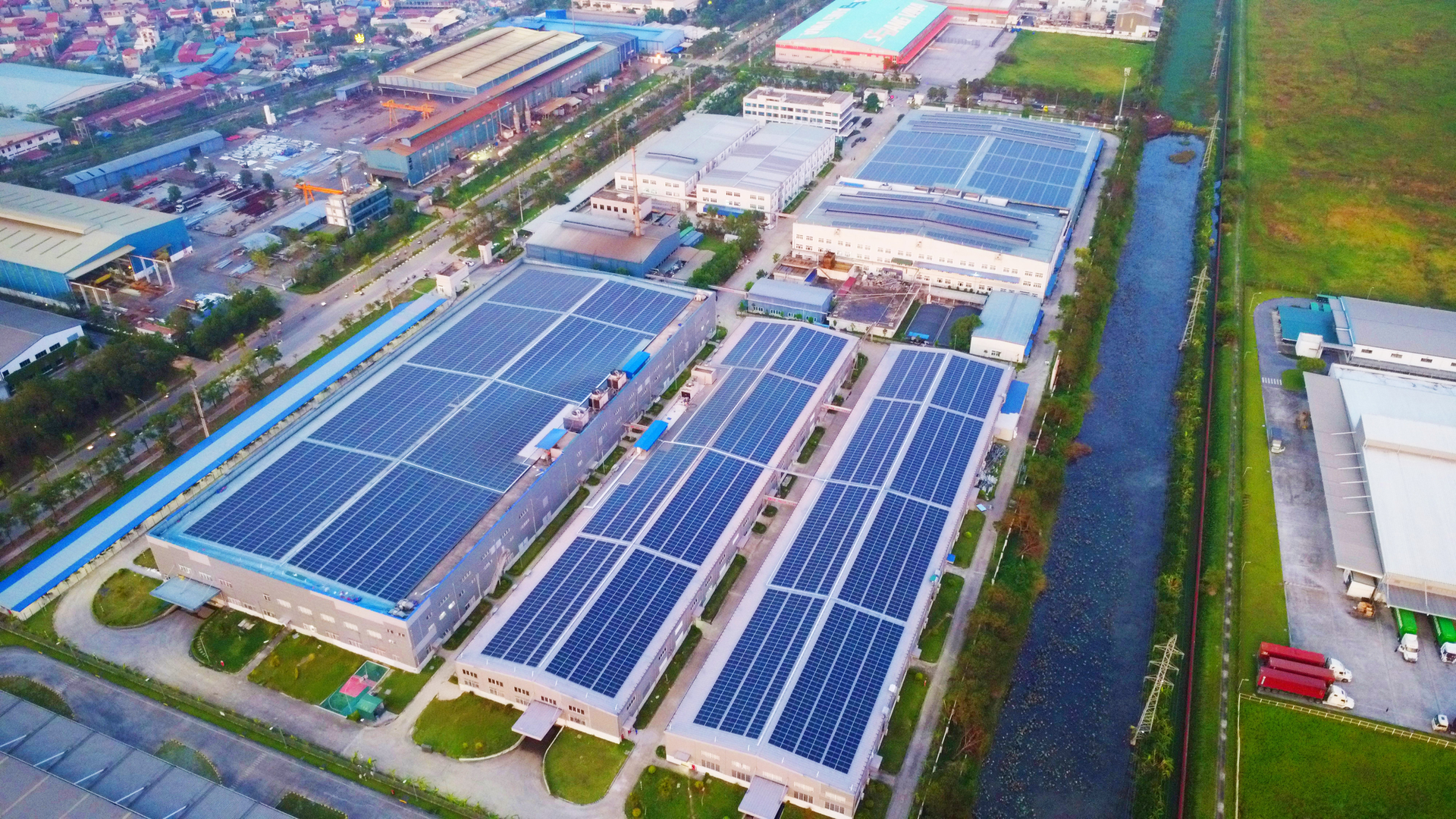 Thợ lắp đặt điện mặt trời